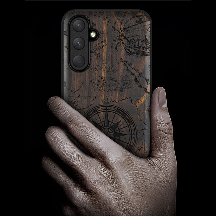 The Compass Amidst Pirates' Legacy, Classic Engraved Wood & TPU Case - Artisanal Cover for Samsung Galaxy