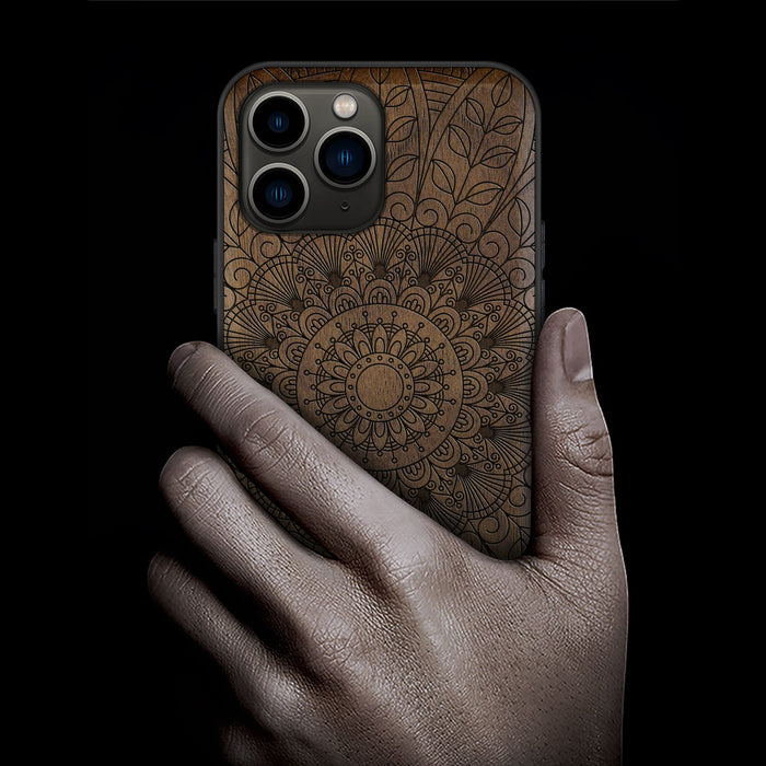 Das halbe Mandala-Spitzenmuster, Classic Engraved Wood & TPU Case - Artisanal Cover for Apple iPhone