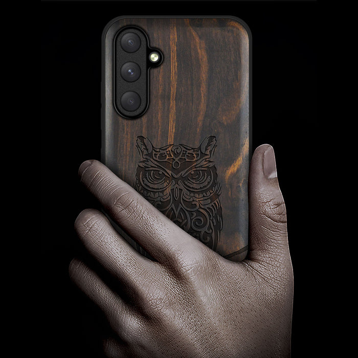 An Owl Perched on a Branch, Classic Engraved Wood & TPU Case - Artisanal Cover for Samsung Galaxy