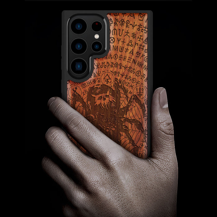 Enigmatic Black Spider Amidst Runes, Classic Engraved Wood & TPU Case - Artisanal Cover for Samsung Galaxy