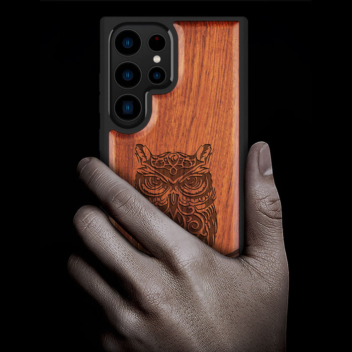 An Owl Perched on a Branch, Classic Engraved Wood & TPU Case - Artisanal Cover for Samsung Galaxy