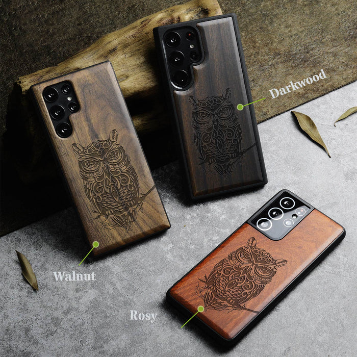 An Owl Perched on a Branch, Classic Engraved Wood & TPU Case - Artisanal Cover for Samsung Galaxy