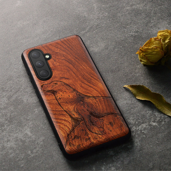 The Seal's Rest, Classic Engraved Wood & TPU Case - Artisanal Cover for Samsung Galaxy