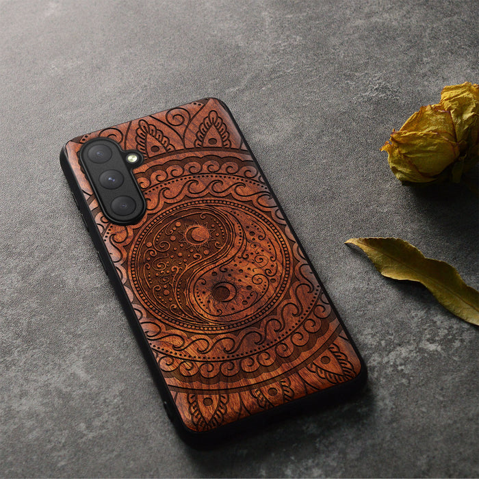 The Yin Yang Paisley, Classic Engraved Wood & TPU Case - Artisanal Cover for Samsung Galaxy