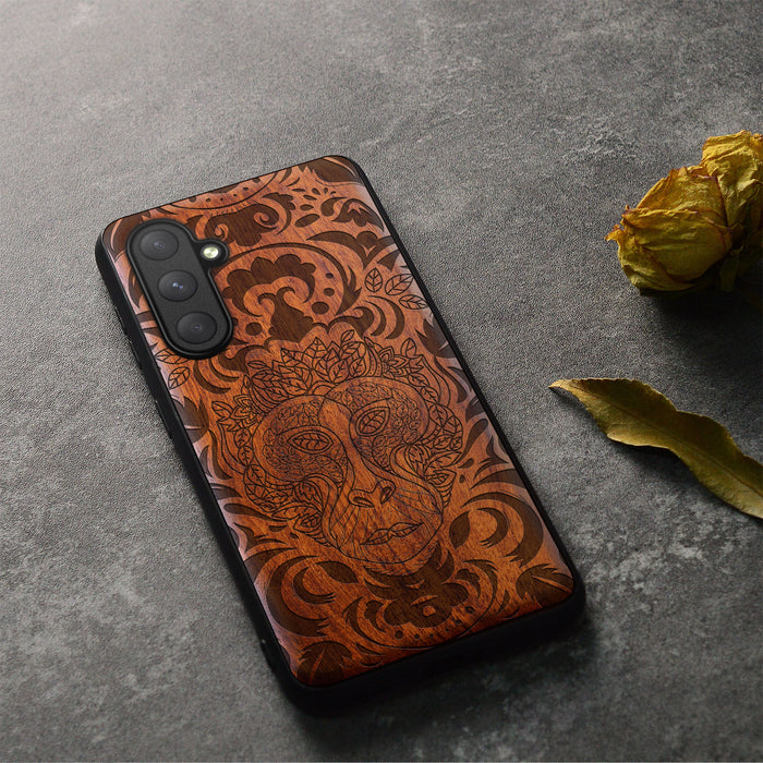 The Leafy Visage, Classic Engraved Wood & TPU Case - Artisanal Cover for Samsung Galaxy