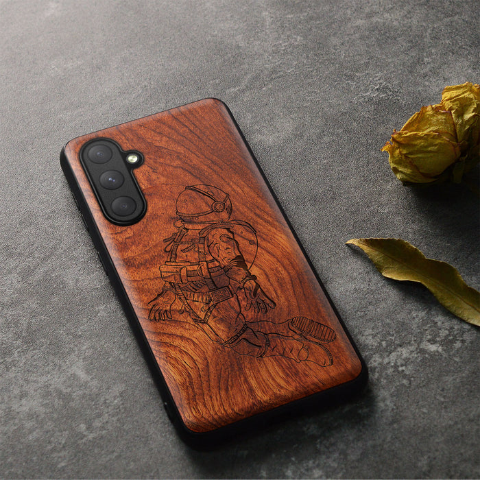 The Floating Astronaut, Classic Engraved Wood & TPU Case - Artisanal Cover for Samsung Galaxy