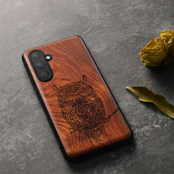 An Owl Perched on a Branch, Classic Engraved Wood & TPU Case - Artisanal Cover for Samsung Galaxy