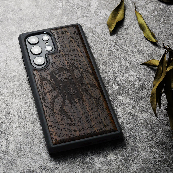 Enigmatic Black Spider Amidst Runes, Classic Engraved Wood & TPU Case - Artisanal Cover for Samsung Galaxy