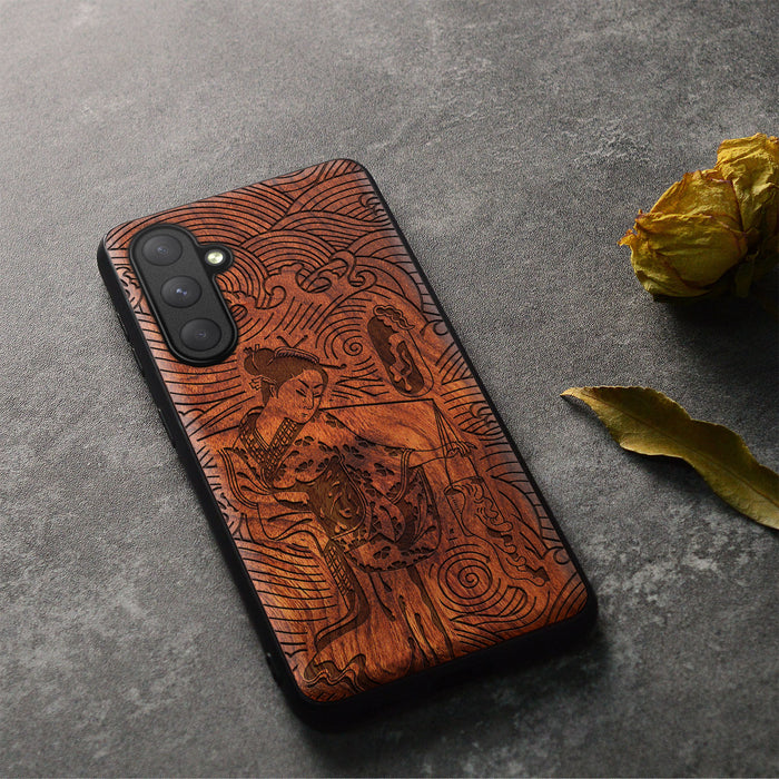 Geisha and the Curling Waves, Classic Engraved Wood & TPU Case - Artisanal Cover for Samsung Galaxy