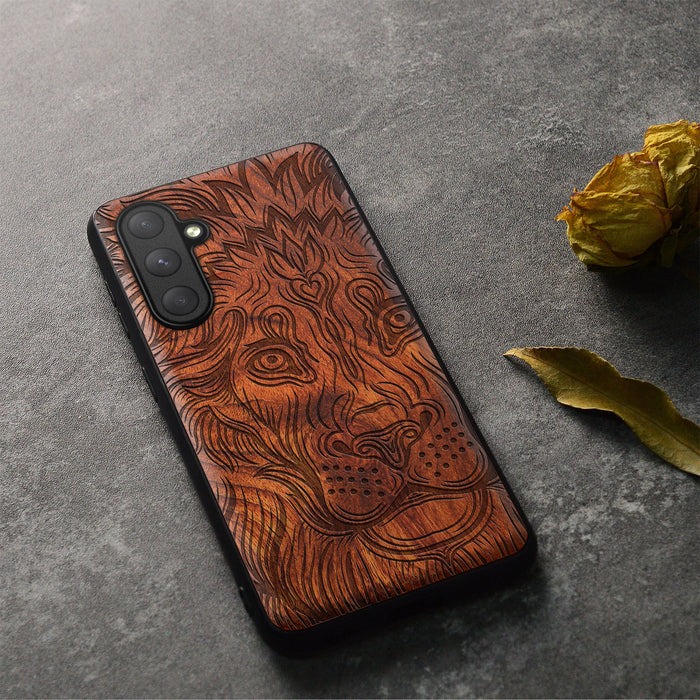 The Filigree Lion, Classic Engraved Wood & TPU Case - Artisanal Cover for Samsung Galaxy