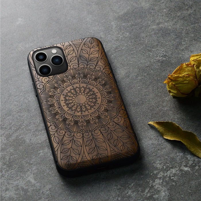 Das halbe Mandala-Spitzenmuster, Classic Engraved Wood & TPU Case - Artisanal Cover for Apple iPhone