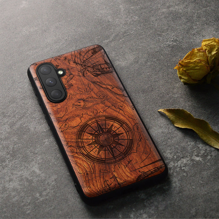 The Compass Amidst Pirates' Legacy, Classic Engraved Wood & TPU Case - Artisanal Cover for Samsung Galaxy