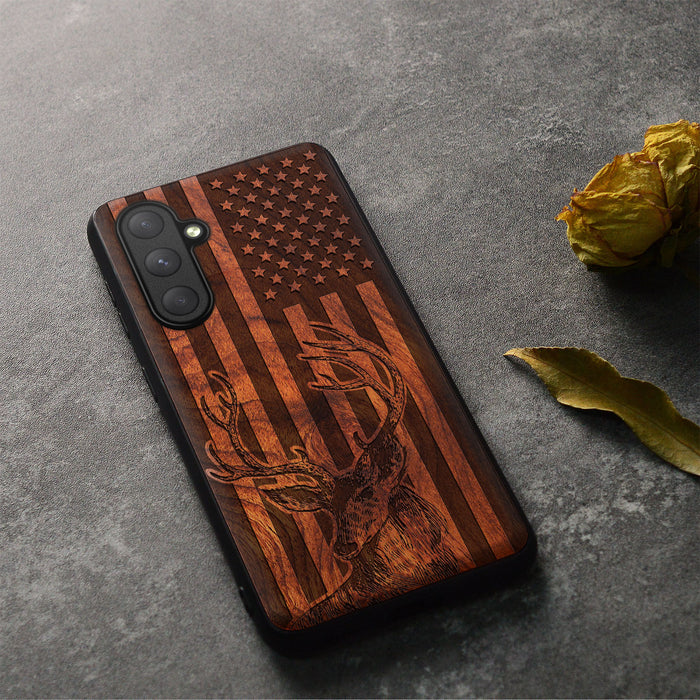 Deer Against the Backdrop of Stars and Stripes, Classic Engraved Wood & TPU Case - Artisanal Cover for Samsung Galaxy