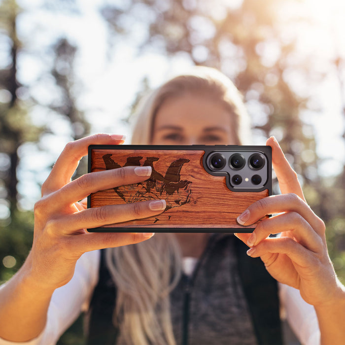 Majestic Bear in Nature's Embrace, Classic Engraved Wood & TPU Case - Artisanal Cover for Samsung Galaxy