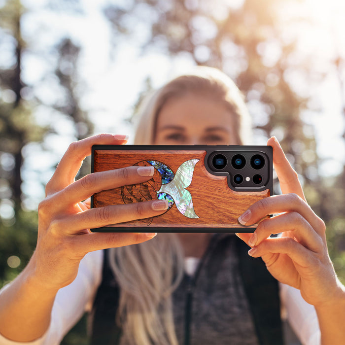 The Whale's Tail, Hand-Inlaid Wood & Mother of Pearl Case - Artisanal Cover for Samsung Galaxy