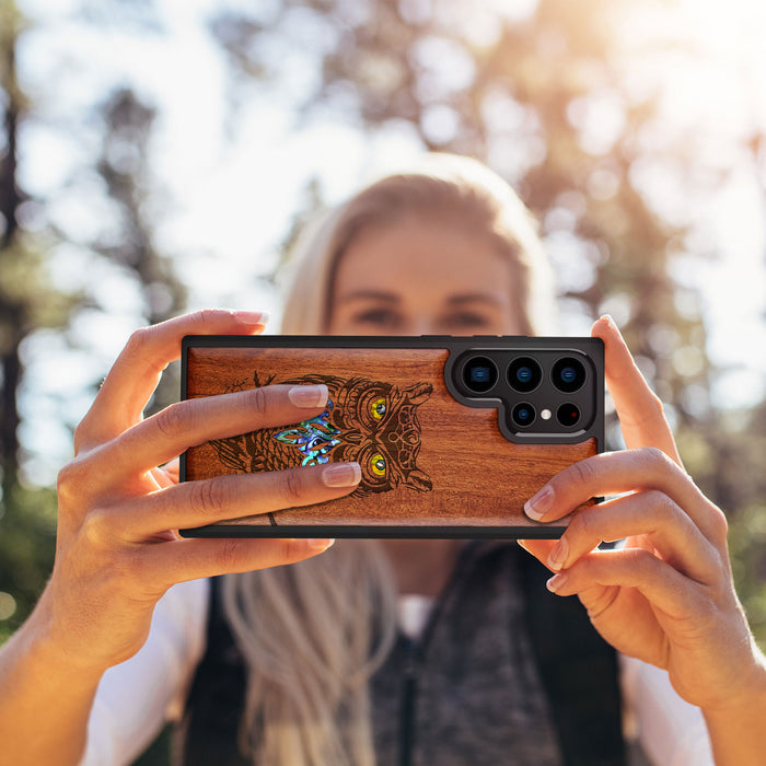 An Owl Perched on a Branch, Hand-Inlaid Wood & Mother of Pearl Case - Artisanal Cover for Samsung Galaxy