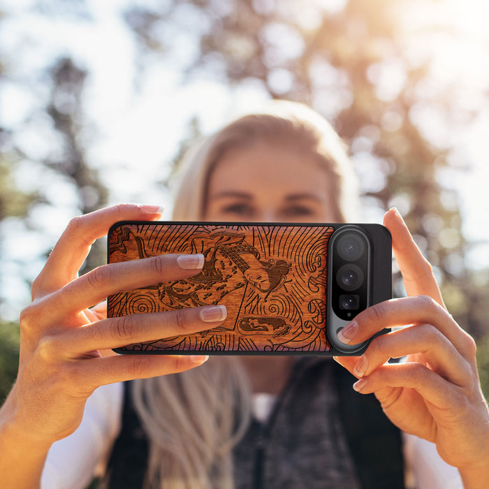 Geisha and the Curling Waves, Classic Engraved Wood & TPU Case - Artisanal Cover for Google Pixel