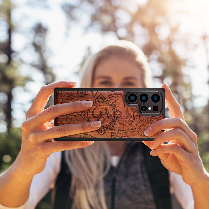 The Yoga Essence, Classic Engraved Wood & TPU Case - Artisanal Cover for Samsung Galaxy