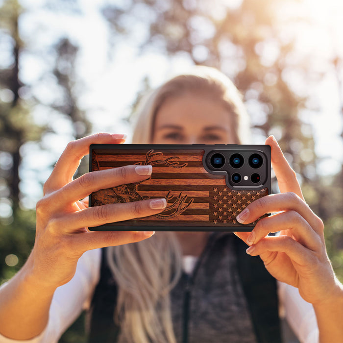 Deer Against the Backdrop of Stars and Stripes, Classic Engraved Wood & TPU Case - Artisanal Cover for Samsung Galaxy