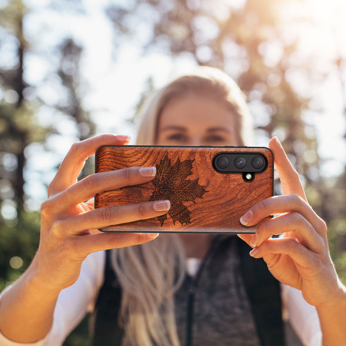 Intricate Maple Leaf Sketch, Classic Engraved Wood & TPU Case - Artisanal Cover for Samsung Galaxy