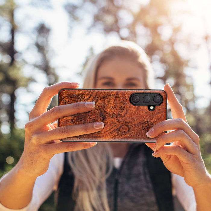 Global Connection, Classic Engraved Wood & TPU Case - Artisanal Cover for Samsung Galaxy