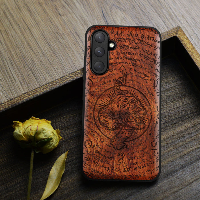 The Tiger's Descent, Classic Engraved Wood & TPU Case - Artisanal Cover for Samsung Galaxy