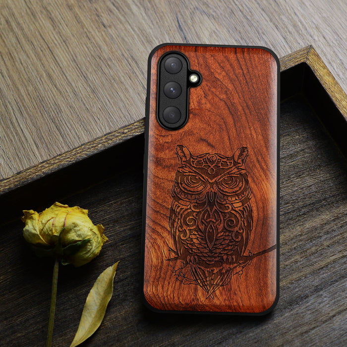 An Owl Perched on a Branch, Classic Engraved Wood & TPU Case - Artisanal Cover for Samsung Galaxy